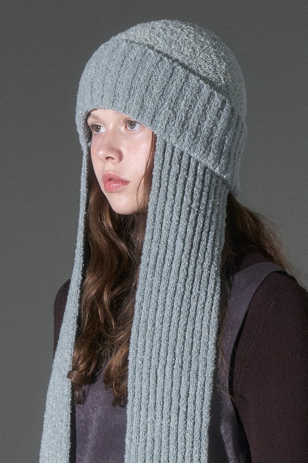 투톤 울 부클 머플러 비니 부르스 (3 colors)는 가을, 겨울철 따뜻함과 스타일을 동시에 책임지는 모자입니다. 부드러운 울 소재와 깊은 깊이감으로 편안한 착용감을 선사하며, 투톤 배색과 골지 패턴이 세련된 디자인을 더합니다. 머플러가 함께 디자인되어 보온성을 높였으며, 캐주얼, 미니멀, 클래식 스타일 모두에 잘 어울립니다. 그레이 컬러로 어떤 옷에도 매치하기 쉬워 데일리 아이템으로 활용하기 좋습니다.
