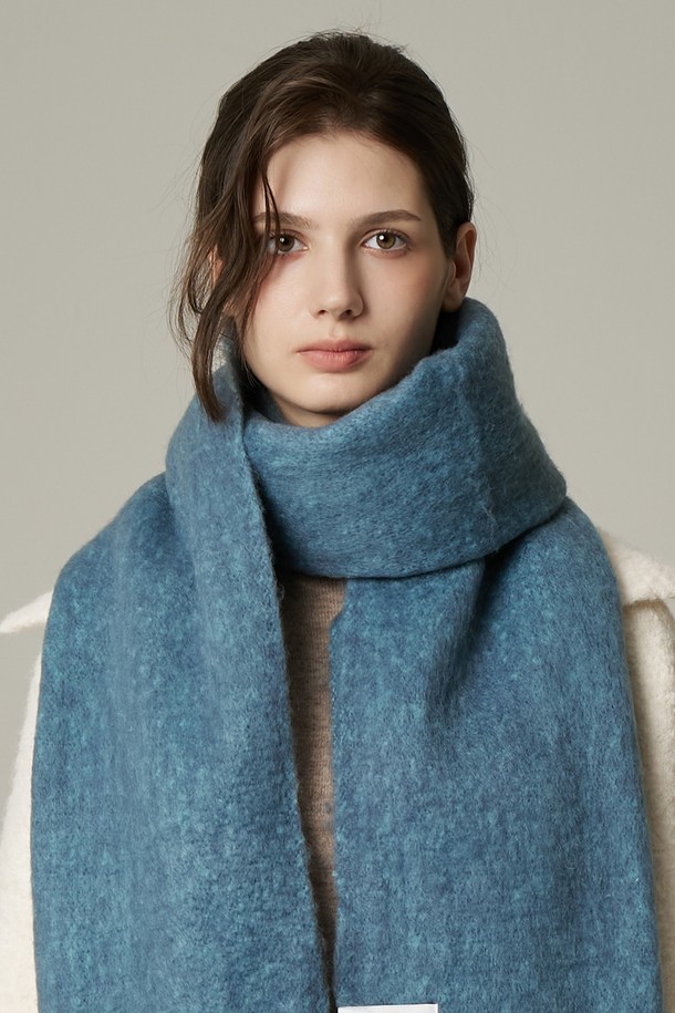 가을, 겨울 시즌에 따뜻하게 착용하기 좋은 투톤 컬러믹스 머플러 로이카입니다. 부드러운 울 소재로 제작되어 뛰어난 촉감을 자랑하며, 보온성을 높여줍니다. 베이직한 디자인에 투톤 컬러믹스 디테일이 더해져 클래식, 미니멀, 캐주얼 등 다양한 스타일 연출에 활용하기 좋습니다. 폭닥한 두께감으로 포근하게 감싸주어 추운 날씨에도 따뜻함을 유지해 줍니다. 남녀 공용으로 착용 가능하여 커플 아이템으로도 추천합니다.
