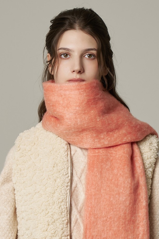 따뜻함과 스타일을 동시에 만족시키는 투톤 컬러믹스 머플러 로이카입니다. 부드러운 울과 니트 소재로 제작되어 뛰어난 촉감과 보온성을 자랑하며, 가을, 겨울철 산책룩에 포인트를 더합니다. 캐주얼, 베이직 스타일은 물론 클래식한 코디에도 잘 어울리며, 투톤 배색과 컬러믹스 패턴이 돋보입니다. 핑크, 오렌지 등 다채로운 4가지 색상으로 구성되어 취향에 맞게 선택할 수 있습니다.
