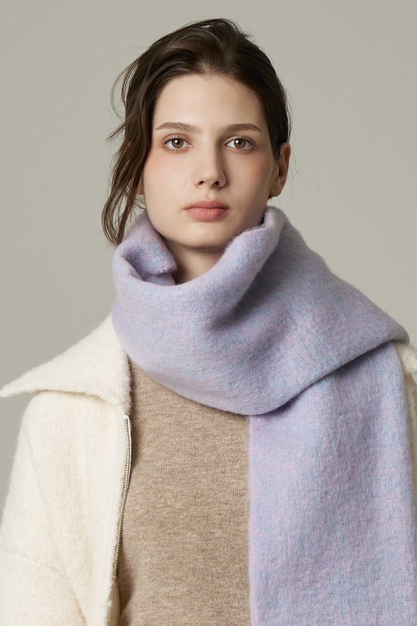 투톤 컬러믹스 머플러 로이카는 부드러운 울 소재로 제작되어 가을과 겨울, 쌀쌀한 날씨에 따뜻하게 착용하기 좋습니다. 넉넉한 길이감과 두꺼운 두께로 보온성을 높였으며, 퍼플과 베이지 컬러의 조화가 세련된 투톤 디자인을 연출합니다. 클래식, 미니멀, 캐주얼 등 다양한 스타일과 매치하기 용이하며, 출근룩이나 모임룩에 포인트를 더할 수 있습니다. 무지 디자인으로 유행을 타지 않고 오래도록 활용할 수 있는 머플러입니다.
