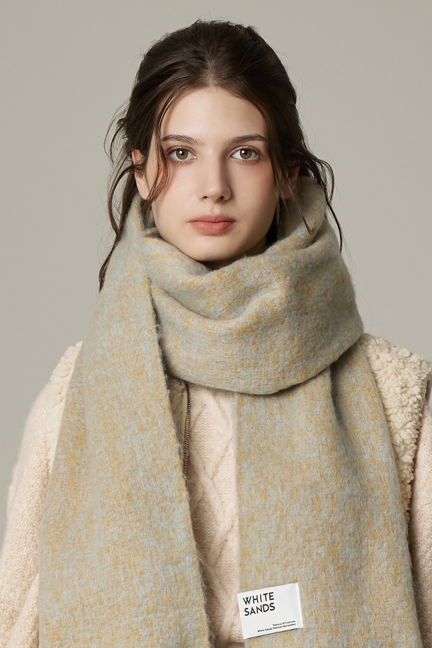 **투톤 컬러믹스 머플러 로이카 (4 colors)**

부드러운 울 소재로 제작되어 포근한 착용감을 선사하는 투톤 컬러믹스 머플러입니다. 베이직하고 클래식한 디자인으로 다양한 스타일에 매치하기 용이하며, 가을과 겨울에 따뜻하게 착용할 수 있습니다. 두꺼운 두께감으로 뛰어난 보온성을 제공하며, 투톤 배색이 은은한 포인트를 더합니다. 미니멀한 스타일을 선호하는 분들께 추천하며, 4가지 다채로운 컬러 옵션으로 만나보세요.
