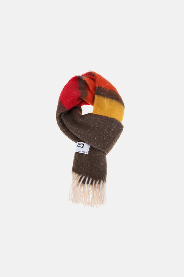 "와이드 스트라이프 컬러믹스 머플러 리보스"는 부드러운 울 소재로 제작되어 포근한 착용감을 선사하는 머플러입니다. 톤 다운된 브라운과 레드의 조화로운 컬러 배색이 돋보이며, 와이드 스트라이프 패턴으로 포인트를 더했습니다. 두꺼운 두께감으로 가을, 겨울철 보온성을 높여주며, 베이직한 디자인으로 다양한 스타일 연출이 용이합니다. 출근룩이나 모임룩 등 어떤 TPO에도 클래식, 미니멀, 캐주얼 스타일을 모두 소화할 수 있는 활용도 높은 아이템입니다.
