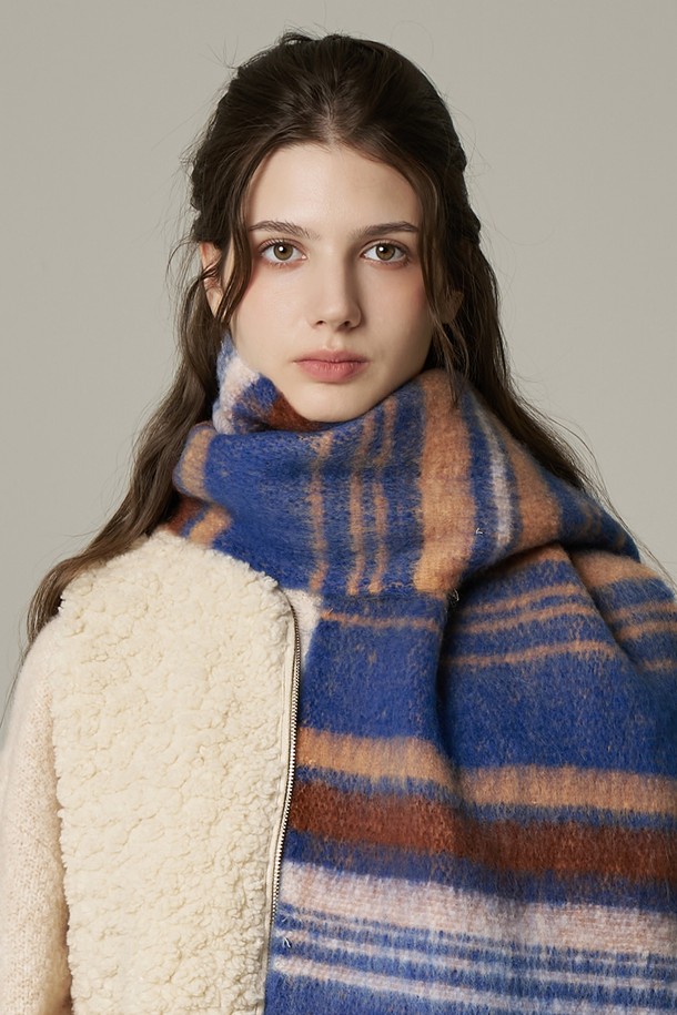 "멀티 스트라이프 머플러 델루스"는 부드러운 울 소재로 제작되어 가을, 겨울철 따뜻함을 선사하는 여성용 머플러입니다. 캐주얼 스타일에 어울리는 스트라이프 패턴과 블루, 브라운 두 가지 멀티 컬러로 출시되었습니다. 두꺼운 두께감으로 보온성을 높였으며, 부드러운 촉감이 편안한 착용감을 제공합니다. 캐주얼, 클래식, 미니멀 등 다양한 스타일 연출에 활용 가능한 아이템입니다.
