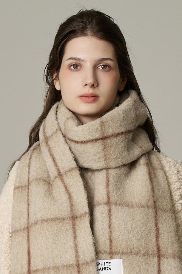 울 혼방 그리드 체크 머플러 메리다는 부드러운 촉감의 울 혼방 소재로 제작되어 가을과 겨울, 쌀쌀한 날씨에 따뜻하게 착용하기 좋습니다. 베이직하고 클래식한 스타일을 연출하며 출근룩, 모임룩 등 다양한 TPO에 활용하기 용이합니다. 그리드 체크 패턴이 돋보이며, 미니멀, 캐주얼 스타일에 포인트를 더해줍니다. 베이지, 화이트 등 6가지 다채로운 컬러 구성으로, 폭넓은 선택이 가능합니다. 포근함과 스타일을 동시에 잡을 수 있는 머플러입니다.
