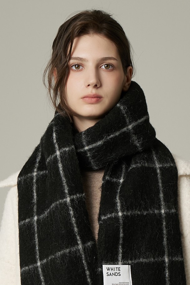 메리다 울혼방 그리드 체크 머플러는 가을과 겨울, 당신의 스타일을 완성해 줄 머플러입니다. 울 소재와 울 혼방으로 제작되어 부드러운 촉감과 뛰어난 보온성을 제공하며, 베이직하고 클래식한 스타일을 연출합니다. 블랙과 화이트 두 가지 색상으로 출시되어 출근룩, 모임룩 등 다양한 TPO에 활용 가능합니다. 두꺼운 두께감의 그리드 체크 패턴이 돋보이며, 미니멀, 캐주얼 룩에도 잘 어울립니다.
