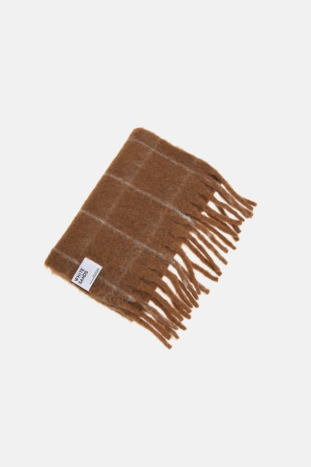 울 혼방 그리드 체크 머플러 메리다는 부드러운 촉감의 울 혼방 소재로 제작되어 가을과 겨울에 따뜻하게 착용할 수 있는 머플러입니다. 베이직하고 클래식한 디자인에 그리드 체크 패턴이 더해져 어떤 룩에도 잘 어울립니다. 출근룩이나 모임룩에 매치하여 스타일리시함을 더할 수 있으며, 두꺼운 두께감으로 보온성을 높였습니다. 넉넉한 길이감과 프린지 디테일이 포인트로, 미니멀, 캐주얼, 클래식 등 다양한 스타일을 연출하기 좋습니다. 브라운 컬러를 포함한 6가지 색상으로 출시되어 폭넓은 선택이 가능합니다.
