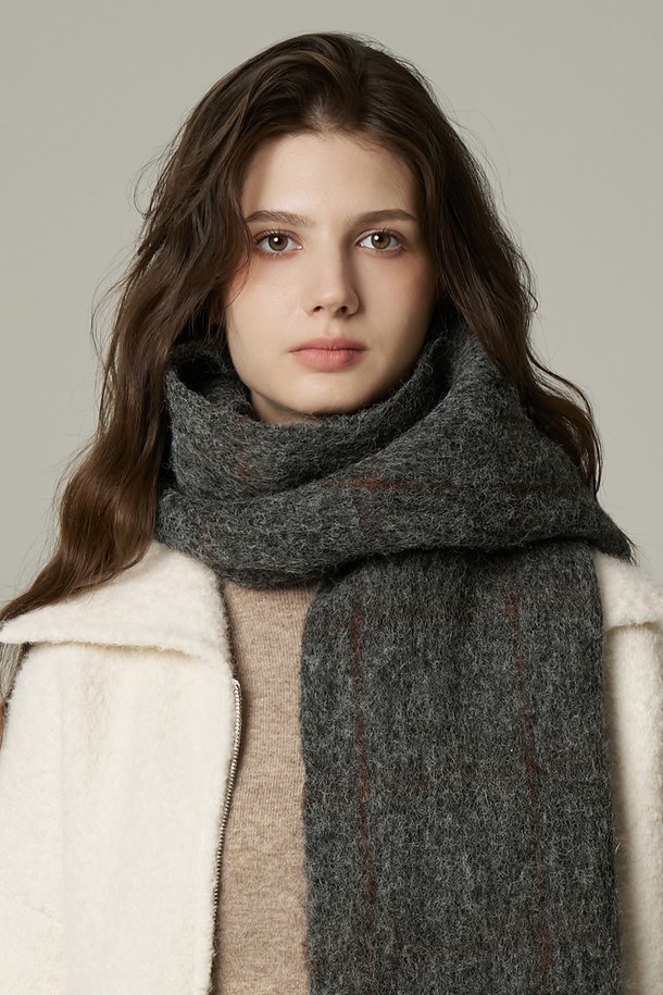 울 혼방 그리드 체크 머플러 메리다는 부드러운 촉감과 뛰어난 보온성을 자랑하는 머플러입니다. 울 소재와 울 혼방 소재로 제작되어 가을, 겨울철에 따뜻하게 착용할 수 있습니다. 베이직하면서도 클래식한 스타일로, 출근룩에 포인트를 더해줍니다. 6가지 다양한 컬러(그레이, 블랙, 화이트, 브라운, 베이지, 레드)의 그리드 체크 패턴으로 구성되어 있습니다. 두꺼운 두께감으로 포근하게 감싸줍니다.
