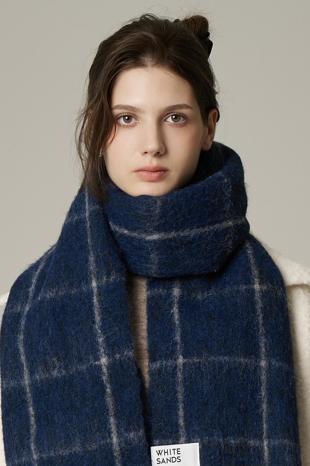 울 혼방 그리드 체크 머플러 메리다 (6 colors)는 가을과 겨울 시즌, 일상과 출근룩에 모두 잘 어울리는 머플러입니다. 부드러운 촉감의 울 혼방 소재로 제작되어 보온성을 높였으며, 두꺼운 두께감으로 따뜻하게 착용할 수 있습니다. 클래식하고 미니멀한 스타일을 연출하기 좋은 그리드 체크 패턴 디자인이 특징입니다. 네이비, 그레이, 블랙, 브라운, 베이지, 화이트 등 6가지 다채로운 컬러로 출시되어 취향에 맞게 선택 가능합니다.
