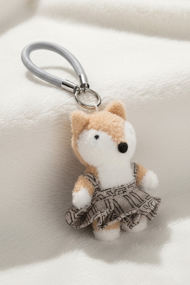 모노그램 쟈카드 인형옷과 로프 세트입니다. 아이보리, 베이지, 블루, 네이비 4가지 색상으로 제공되며, 면과 폴리에스테르 혼방 소재로 제작되었습니다. 캐주얼 스타일의 원피스/멜빵바지 디자인으로, 모노그램 패턴과 로고가 돋보입니다. 로프와 키링 장식이 포함되어 있어 액세서리로 활용 가능하며, 동네 마실룩, 집콕룩, 봄 소풍룩 등 다양한 TPO에 매치하기 좋습니다. 인형옷에 커스텀하여 특별함을 더할 수 있습니다.
