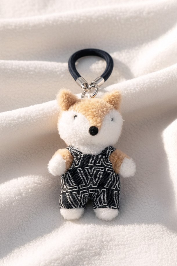 모노그램 쟈카드 인형옷+로프 세트는 '화이트샌즈' 심볼 로고 패턴이 돋보이는 인형 의류 세트입니다. 클래식하고 미니멀한 디자인으로, 아이보리, 베이지, 블루, 네이비 4가지 컬러의 자카드 소재로 제작되었습니다. 집콕룩에 어울리는 소형 사이즈의 인형옷으로, 원피스와 밀빵바지 스타일 중 선택 가능하며, 의류와 키링이 함께 구성됩니다. 가방 또는 우산 등 다양한 액세서리와 함께 인형을 장식하여 더욱 특별한 스타일을 연출할 수 있습니다.
