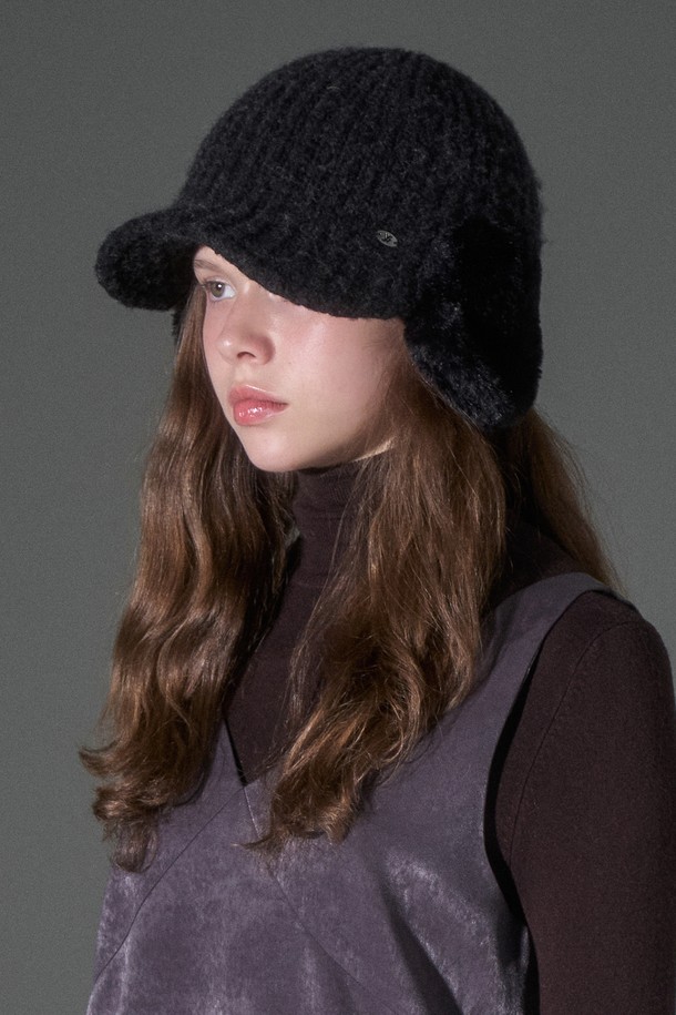 **울 니트 귀달이퍼 볼캡 드보라 (4 colors)**

부드러운 울 니트 소재로 제작되어 포근한 착용감을 선사하는 볼캡입니다. 귀달이퍼 디자인으로 보온성을 높였으며, 가을과 겨울철에 따뜻하게 착용하기 좋습니다. 블랙, 브라운, 베이지, 그레이 4가지의 차분한 컬러로 출시되어 다양한 스타일에 매치하기 용이합니다. 미니멀, 클래식, 캐주얼 스타일을 즐겨 입는 여성분들께 추천하며, 출근룩이나 연말 모임룩에 포인트를 더할 수 있습니다. 무지 디자인으로 유행을 타지 않아 오랫동안 활용할 수 있습니다.
