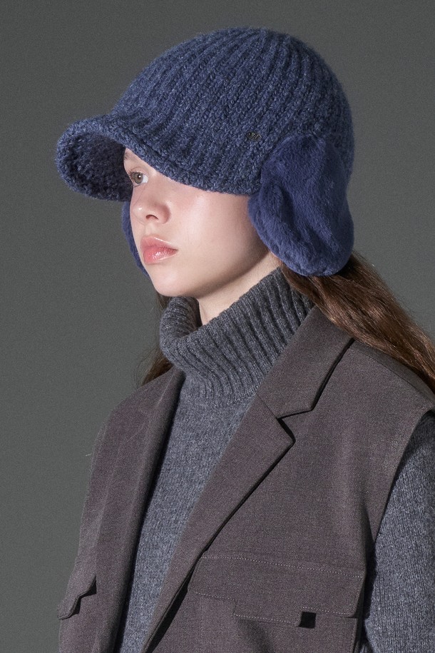 따뜻함과 스타일을 모두 갖춘 울 니트 귀달이퍼 볼캡 드보라를 만나보세요. 부드러운 울과 니트 소재로 제작되어 깊은 모자 깊이와 포근한 촉감을 선사하며, 가을/겨울 시즌 보온성을 책임집니다. 네이비, 그레이, 블랙, 브라운의 4가지 세련된 컬러로 출시되어 어떤 룩에도 잘 어울리며, 귀달이 디테일이 한층 더 따뜻하고 사랑스러운 분위기를 연출합니다. 산책룩, 출근룩 등 다양한 TPO에 활용 가능하며, 클래식, 미니멀, 캐주얼 스타일을 즐겨 입는 여성분들께 추천합니다.
