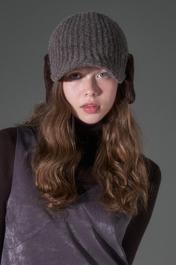 포근한 울(Wool) 소재와 니트 짜임으로 따스함을 더한 '울 니트 귀달이퍼 볼캡 드보라'입니다. 부드러운 촉감과 깊은 모자 깊이로 편안한 착용감을 선사하며, 귀달이 디자인이 보온성을 높여 추운 날씨에도 따뜻하게 착용할 수 있습니다. 캐주얼, 클래식, 미니멀 스타일 모두 소화 가능하며, 산책룩에 매치하여 포근하고 세련된 분위기를 연출할 수 있습니다. 그레이, 블랙, 베이지, 브라운 4가지 컬러로 출시되어, 다양한 스타일에 맞게 선택 가능합니다. 챙 넓이는 중간 두께감으로 부담 없이 착용하기 좋습니다.
