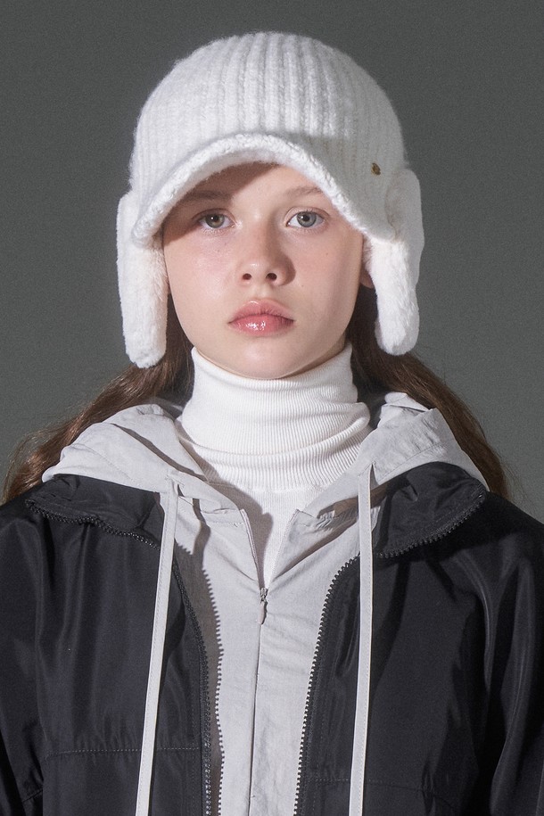 울 니트 귀달이퍼 볼캡 드보라 (4 colors)는 부드러운 촉감과 따뜻함을 선사하는 울 니트 소재의 볼캡입니다. 추운 날씨에도 보온성을 유지해주는 귀달이 디자인이 특징이며, 캐주얼, 미니멀, 클래식 스타일의 의상에 잘 어울립니다. 출근룩이나 연말 모임룩 등 다양한 TPO에 활용 가능하며, 화이트, 블랙, 베이지, 그레이 4가지 색상으로 출시되어 폭넓은 선택지를 제공합니다. 깊은 모자 깊이와 일반 챙 넓이로 안정적인 착용감을 선사하는 데일리 아이템입니다.
