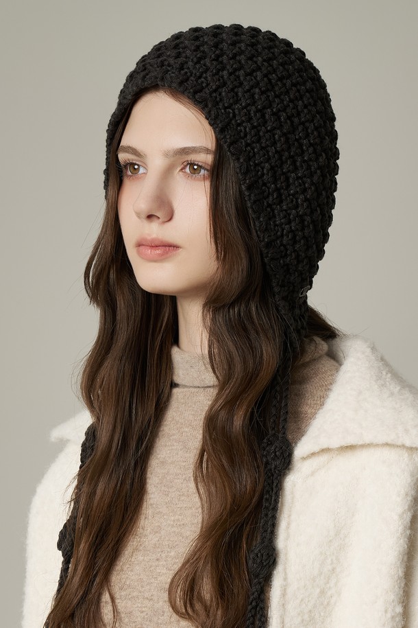 앙고라 울 혼방 보헤미안 니트햇 헤르타는 가을, 겨울 시즌 여성의 스타일을 완성해 줄 니트햇입니다. 부드러운 촉감의 앙고라와 울 혼방 소재로 제작되어 따뜻함과 편안함을 선사합니다. 깊은 모자 깊이와 두꺼운 두께로 보온성을 높였으며, 니트 패턴과 보헤미안 디자인 장식이 특징입니다. 블랙, 화이트, 베이지, 브라운 4가지 컬러로 출시되어 클래식, 미니멀, 캐주얼 등 다양한 스타일에 매치하기 좋습니다.
