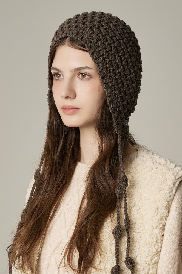 앙고라 울 혼방 보헤미안 니트햇 헤르타 (4 colors)는 부드러운 촉감의 앙고라와 울 소재 혼방으로 제작되어 가을, 겨울철 따뜻함을 선사합니다. 깊은 모자 깊이와 니트 패턴, 두꺼운 두께감으로 포근하게 착용 가능하며, 보헤미안 스타일과 캐주얼 무드를 동시에 연출합니다. 여행룩, 캐주얼, 클래식, 에스닉 스타일을 즐겨 입는 여성분들께 추천하는 아이템입니다. 브라운 컬러를 포함한 4가지 다채로운 색상으로 만나보세요.
