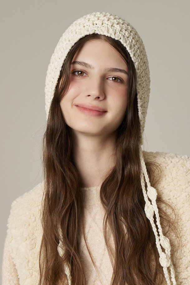 앙고라 울 혼방 보헤미안 니트햇 헤르타는 부드러운 촉감과 따뜻함을 선사하는 여성용 니트햇입니다. 아이보리, 블랙, 브라운, 그레이 네 가지 색상으로 출시되어 다양한 스타일 연출이 가능합니다. 깊은 모자 깊이와 두꺼운 두께감으로 가을, 겨울철 따뜻하게 착용할 수 있으며, 보헤미안 디자인 장식이 특징입니다. 출근룩, 모임룩 등 TPO에 구애받지 않고 클래식, 미니멀, 캐주얼 스타일 모두 소화하며, 앙고라와 울 혼방 소재로 제작되어 고급스러운 분위기를 더합니다.
