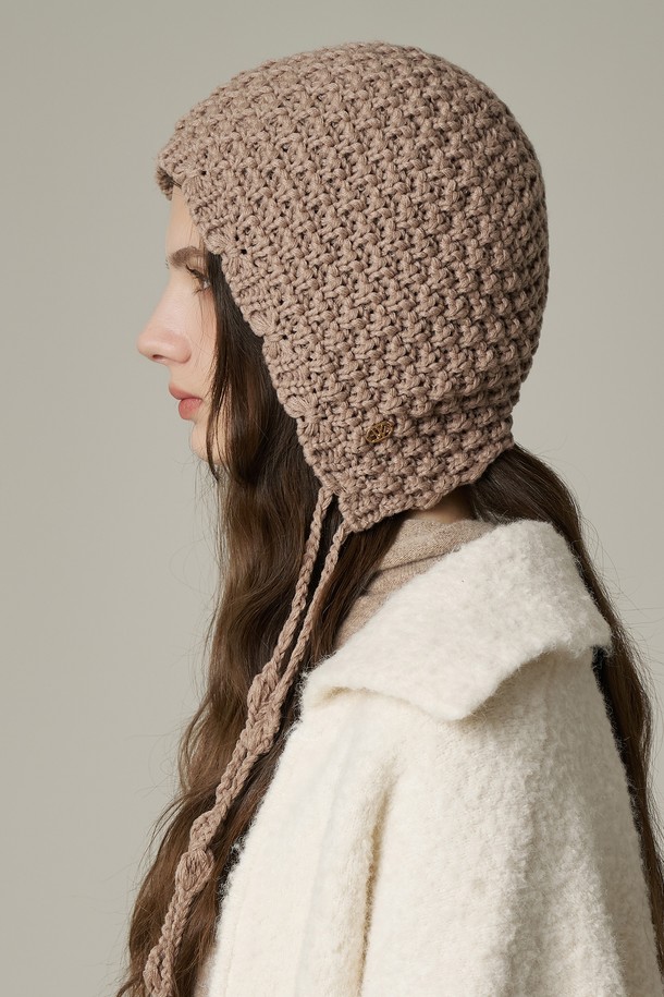 앙고라 울 혼방 보헤미안 니트햇 헤르타 (4 colors)는 가을, 겨울 시즌 여성의 일상과 여행룩에 어울리는 니트햇입니다. 부드러운 촉감의 앙고라와 울 혼방 소재로 제작되었으며, 깊은 모자 깊이와 두꺼운 두께로 따뜻함을 더합니다. 니트 패턴과 끈 디테일이 돋보이는 보헤미안 스타일의 모자로, 클래식, 미니멀, 캐주얼 스타일 모두 소화 가능합니다. 베이지, 브라운 컬러를 포함한 4가지 색상으로 출시되어 다양한 스타일에 매치할 수 있습니다.
