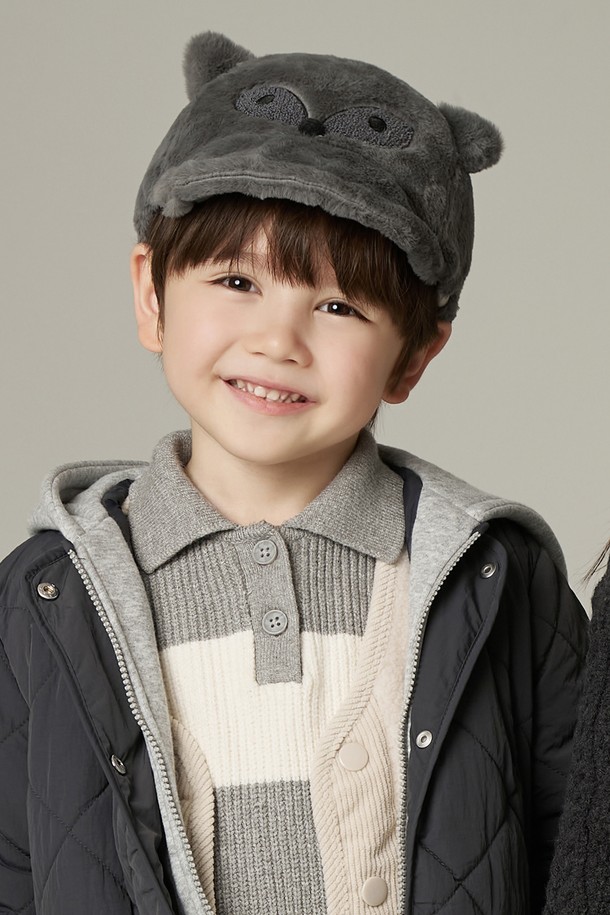 페낵폭스 디자인의 부드러운 퍼 소재가 돋보이는 방한 볼캡입니다. 블랙, 그레이, 브라운 3가지 색상으로 출시되어 겨울, 가을철 따뜻하고 포근한 착용감을 선사합니다. 캐주얼, 미니멀, 클래식 스타일의 산책룩에 매치하여 포근하면서도 스타일리시한 분위기를 연출할 수 있습니다. 키즈(KIDS)를 위한 디자인으로, 추운 날씨에도 아이들의 따뜻함을 지켜줍니다. 부드러운 촉감과 방한 기능을 갖춰 일상생활은 물론 야외 활동 시에도 유용하게 활용할 수 있습니다.
