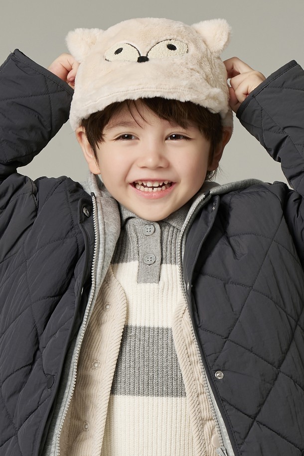 귀여운 캐릭터 퍼(Fur) 디자인이 돋보이는 방한 볼캡입니다. 부드러운 촉감과 두꺼운 두께로 겨울철에도 따뜻하게 착용할 수 있으며, 일상생활과 산책룩에 잘 어울립니다. 블랙, 화이트, 베이지 3가지 색상으로 출시되어 아이들의 스타일에 맞춰 선택 가능합니다. 키즈 사이즈로 제작되어 편안하게 착용할 수 있으며, 보온과 방한 기능으로 추운 날씨에도 끄떡없습니다. 
