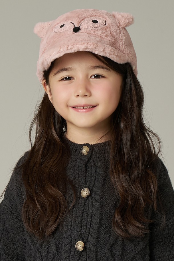 **방한 퍼 페낵폭스 볼캡 키즈 아르키 (3 colors)**

귀여운 페넥폭스 디자인의 방한 볼캡입니다. 부드러운 퍼 소재로 제작되어 보온성을 높였으며, 겨울과 가을철에 따뜻하게 착용할 수 있습니다. 핑크 컬러를 포함한 3가지 색상으로 출시되어 아이의 스타일에 맞춰 선택할 수 있습니다. 캐주얼, 걸리시 스타일의 산책룩, 캠핑룩에 매치하여 사랑스러운 분위기를 연출해보세요. 귀여운 동물 귀 디자인이 포인트로, 아이들의 시선을 사로잡습니다.
