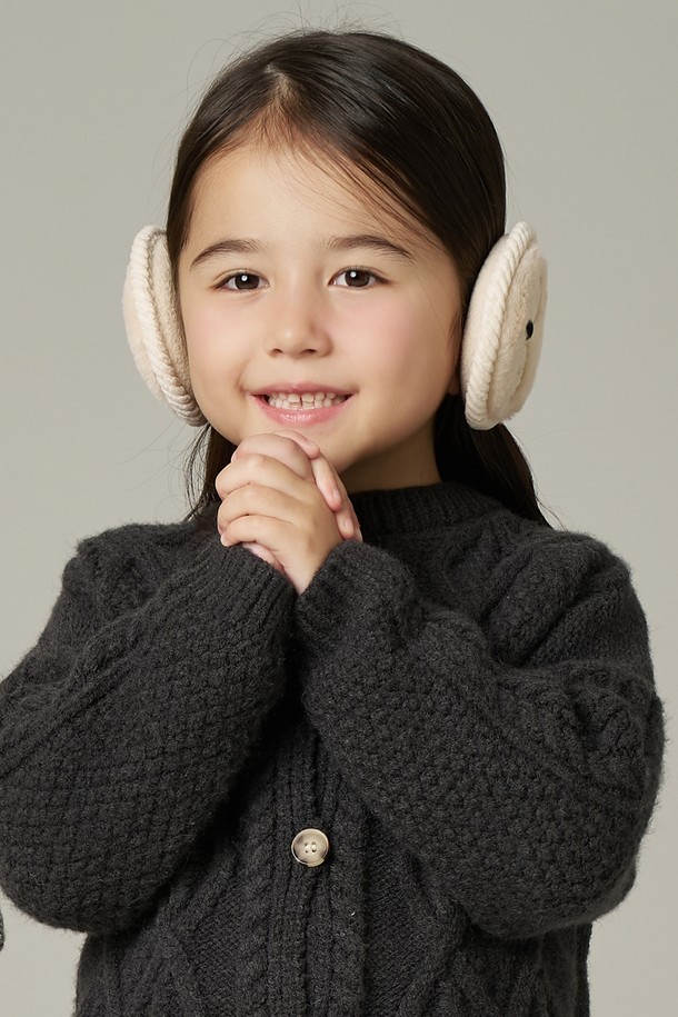 아이들을 위한 따뜻함, 방한 퍼 페넥폭스 귀마개 키즈 오티스입니다. 부드러운 퍼 소재로 제작되어 겨울철 찬 바람으로부터 아이들의 귀를 포근하게 보호해줍니다. 블랙, 화이트, 브라운 세 가지 색상으로 출시되어 아이들의 옷 스타일에 맞춰 선택할 수 있습니다. 페넥폭스 디자인으로 귀여움을 더했으며, 캐주얼 및 미니멀 스타일 모두 잘 어울립니다. 보온 기능에 충실하며, 겨울철 일상생활에서 유용하게 사용될 수 있습니다.
