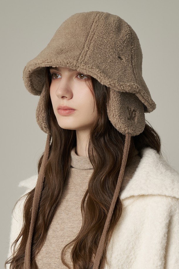 "튤립 탈착 귀달이 햇 벨루오"는 부드러운 촉감의 폴리에스터, 면, 부클퍼 소재로 제작된 겨울철 필수 아이템입니다. 캐주얼, 미니멀, 클래식 스타일을 아우르는 무지 디자인으로, "애쉬 모카", "세이지 그린", "블랙" 3가지 컬러를 제공합니다. 탈착식 귀달이와 벨크로 사이즈 조절 기능으로 보온성과 편안함을 동시에 잡았습니다. 두꺼운 두께감으로 추운 날씨에도 따뜻하게 착용할 수 있습니다.
