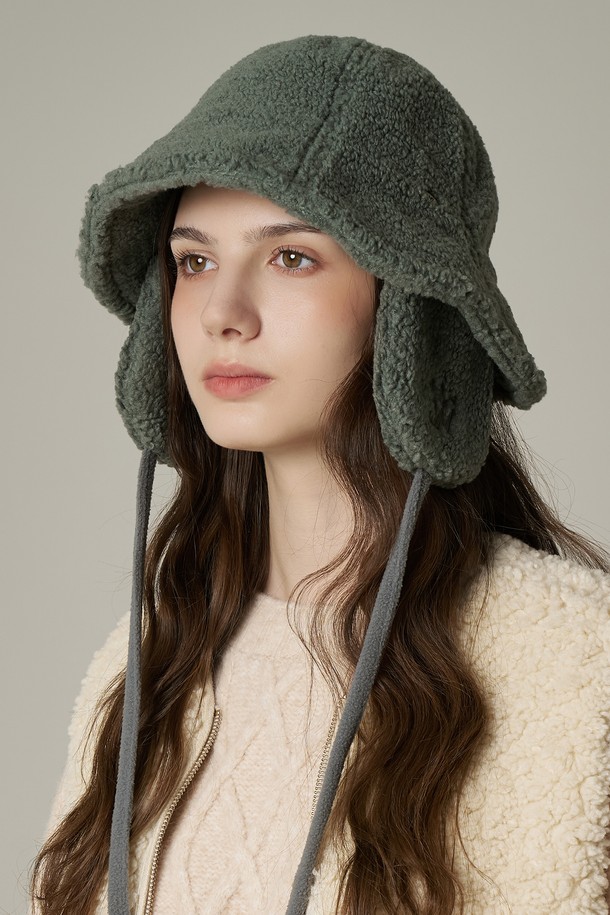 **튤립 탈착 귀달이 햇 벨루오 (4 colors)**는 가을, 겨울철 따뜻함과 스타일을 동시에 잡을 수 있는 버킷햇입니다. 애쉬 모카, 세이지 그린, 블랙 3가지 색상으로 출시되었으며, 부드러운 폴리에스테르 소재에 안감 기모 처리가 되어 포근한 착용감을 선사합니다. 튤립 형태 디자인에 탈부착 가능한 귀달이, 금속 장식, 체인, 자수 디테일이 더해져 캐주얼, 미니멀, 클래식 스타일을 연출하기 좋습니다. 사이즈 조절, 와이어, 보온 기능을 갖춰 출근룩, 산책룩 등 다양한 TPO에 활용할 수 있습니다.
