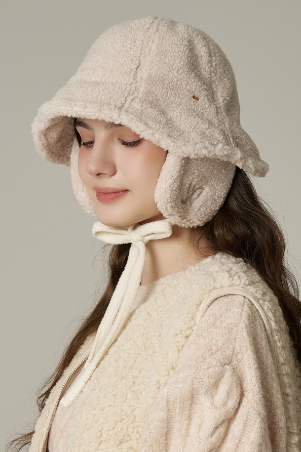 따뜻함과 스타일을 모두 갖춘 튤립 탈착 귀달이 햇 벨루오입니다. 부드러운 폴리에스터와 면 혼방 소재로 제작되어 가을, 겨울철에도 포근하게 착용할 수 있습니다. 무지 디자인에 탈부착 가능한 귀달이, 사이즈 조절 기능, 보온 및 기모 안감으로 실용성을 더했습니다. 애쉬 모카, 세이지 그린, 블랙 3가지 세련된 컬러로 산책룩, 캠핑룩 등 다양한 스타일에 매치하여 캐주얼, 미니멀, 클래식한 분위기를 연출해보세요. 디자인 장식으로 참 또는 체인이 포인트로 더해져 더욱 멋스러운 스타일을 완성합니다.
