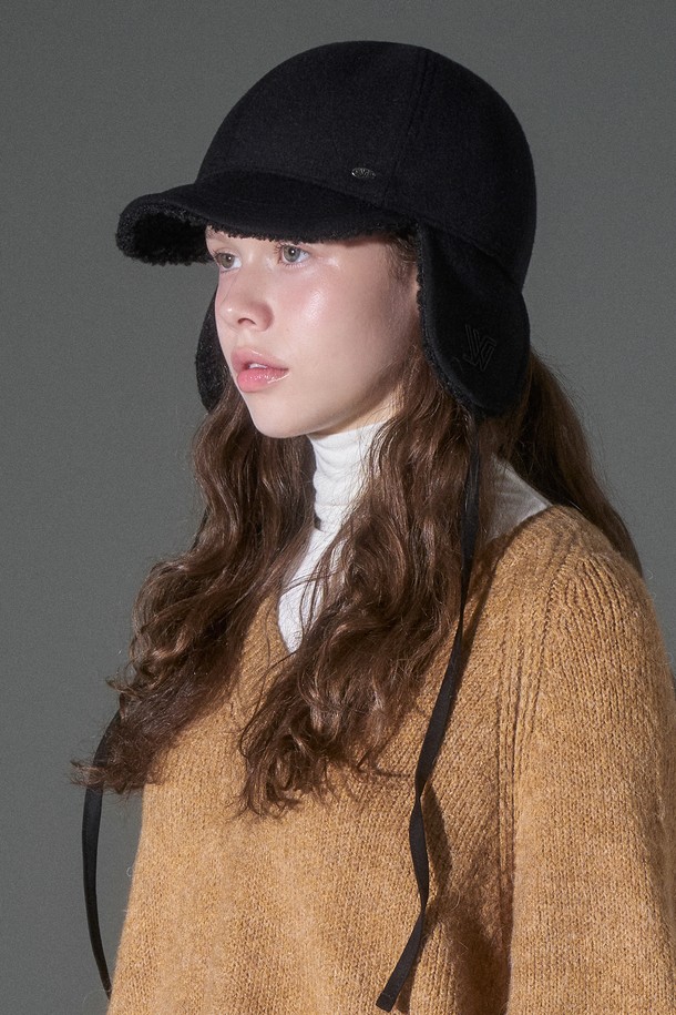 울 헤어 이어머프 캡 오비크 (4 colors)는 부드러운 울과 폴리에스터 소재로 제작되어 가을, 겨울철 보온성을 높여주는 이어머프 캡입니다. 크림 브라운, 그레이, 블랙 컬러로 출시되어 다양한 출근룩, 캐주얼, 미니멀, 클래식 스타일 연출에 용이합니다. 두꺼운 두께감과 부드러운 촉감, 로고 디자인이 특징이며, 편안한 핏을 제공합니다. 안감은 폴리에스터로 마감되어 착용감을 높였습니다. 와이어 이어머프 디자인이 귀를 따뜻하게 감싸주어 추운 날씨에도 포근함을 선사합니다.
