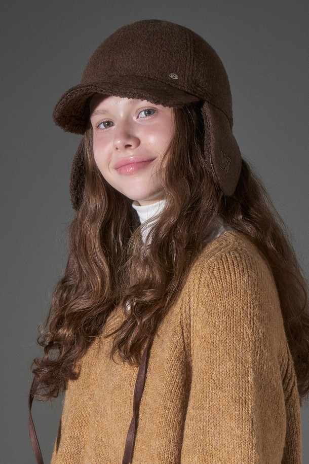 오비크 울 헤어 이어머프 캡은 부드러운 울과 폴리에스테르 소재로 제작되어 가을, 겨울철 보온성을 높여주는 이어머프 캡입니다. 크림, 브라운, 그레이, 블랙 4가지 다채로운 컬러로 출시되어 취향에 맞는 스타일을 연출할 수 있습니다. 로고, 메달, 자수, 와이어, 스트랩 등의 디자인 디테일이 돋보이며, 레귤러핏으로 제작되어 편안하게 착용 가능합니다. 출근룩, 데이트룩 등 다양한 TPO에 클래식, 미니멀, 캐주얼 스타일로 활용하기 좋습니다. 귀를 따뜻하게 감싸주는 이어머프 기능과 와이어 디테일을 통해 스타일리시함을 더했습니다.
