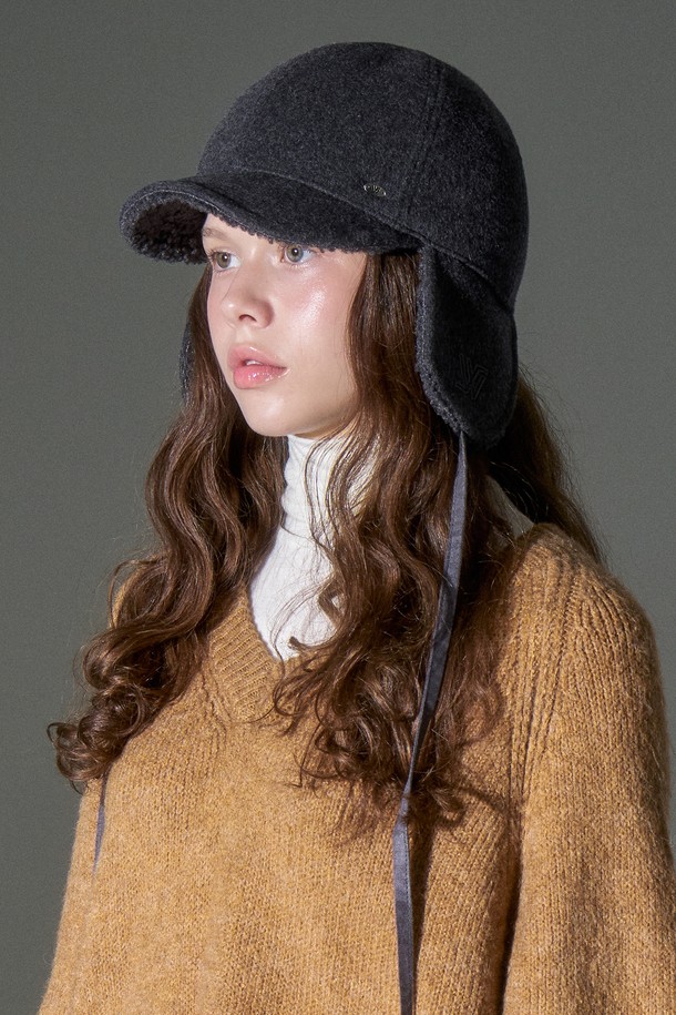 "울 헤어 이어머프 캡 오비크 (4 colors)"는 겨울철 보온성을 책임지는 이어머프 캡입니다. 가볍고 따뜻한 울 소재와 폴리에스테르 소재를 사용하여 편안한 착용감을 선사합니다. 크림 브라운, 그레이 블랙 두 가지 색상으로 출시되었으며, 로고, 와이어, 스트랩 디자인으로 클래식, 미니멀, 캐주얼 스타일 모두 소화 가능합니다. 두꺼운 두께감으로 뛰어난 보온 기능을 제공하여 추운 겨울에도 따뜻하게 착용할 수 있습니다. 핏 또한 편안하여 오랫동안 착용해도 부담이 없습니다.
