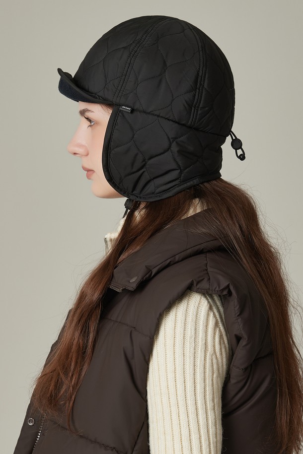 그린라벨 퀼팅 패딩 트루퍼햇 아말리 (4 colors)는 깊은 모자 깊이와 부드러운 촉감의 겨울용 방한 모자입니다. 폴리에스테르 소재에 퀼팅 디자인과 귀덮개가 특징이며, 무지 패턴으로 클래식, 미니멀, 캐주얼 스타일을 연출합니다. 블랙, 그린, 아이보리, 브라운 4가지 색상으로 출시되어 다양한 겨울 스타일링에 활용하기 좋습니다. 두꺼운 두께의 패딩 소재로 보온성을 높여 추운 날씨에도 따뜻하게 착용할 수 있습니다. 챙 넓이는 중간이며, 일상생활에서 편안하게 사용할 수 있는 디자인입니다.
