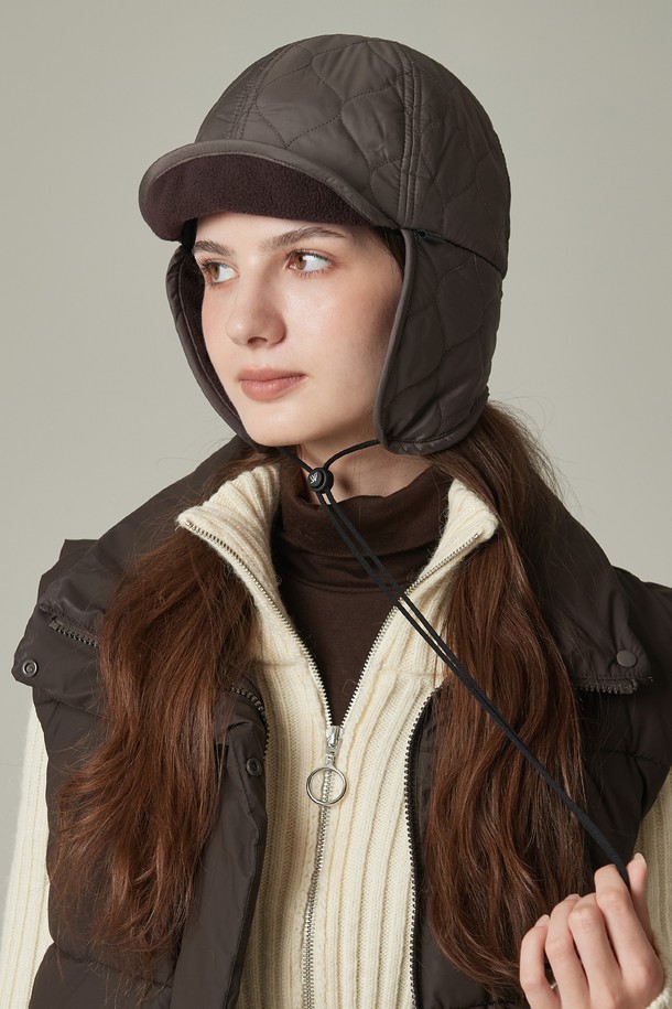 그린라벨 퀼팅 패딩 트루퍼햇 아말리 (4 colors)는 부드러운 촉감의 나일론 소재와 깊은 모자 깊이, 중간 챙 넓이를 가진 여성용 트루퍼햇입니다. 퀼팅 및 패딩 디자인으로 보온성과 방한 기능을 갖춰 겨울철 따뜻하게 착용할 수 있습니다. 무지 패턴으로 다양한 스타일에 매치하기 용이하며, 캐주얼, 미니멀, 클래식 스타일을 즐겨 입는 분들께 추천합니다. 귀덮개가 있어 찬바람으로부터 얼굴과 귀를 보호해줍니다. 그린 컬러를 포함한 4가지 색상으로 출시되었습니다.
