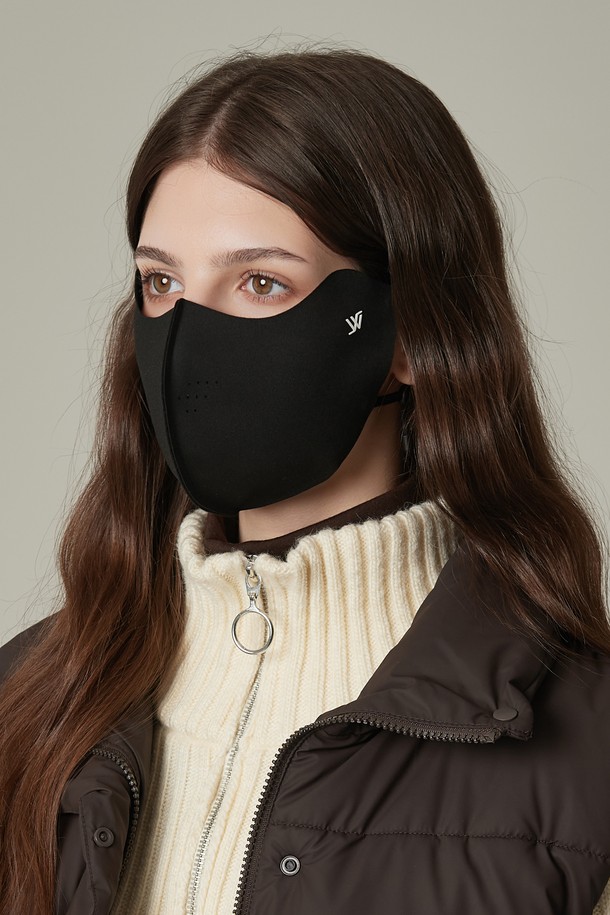 그린라벨 방한 UV 프로텍션 마스크 사디로 (2 colors)는 추운 겨울철에도 따뜻하고 스타일리시하게 착용할 수 있는 마스크입니다. 폴리에스터 소재로 제작되어 보온 효과가 뛰어나며, 자외선(UV) 차단 기능까지 갖춰 일상생활에서 유용하게 사용됩니다. 귀걸이형 디자인으로 착용이 간편하며, 블랙과 그린 두 가지 색상으로 출시되어 취향에 맞게 선택할 수 있습니다. 무지 디자인에 두꺼운 두께감으로 포근함을 더하였으며, 재사용이 가능하여 실용적입니다. 미니멀하고 캐주얼한 스타일을 선호하는 분들께 추천합니다.
