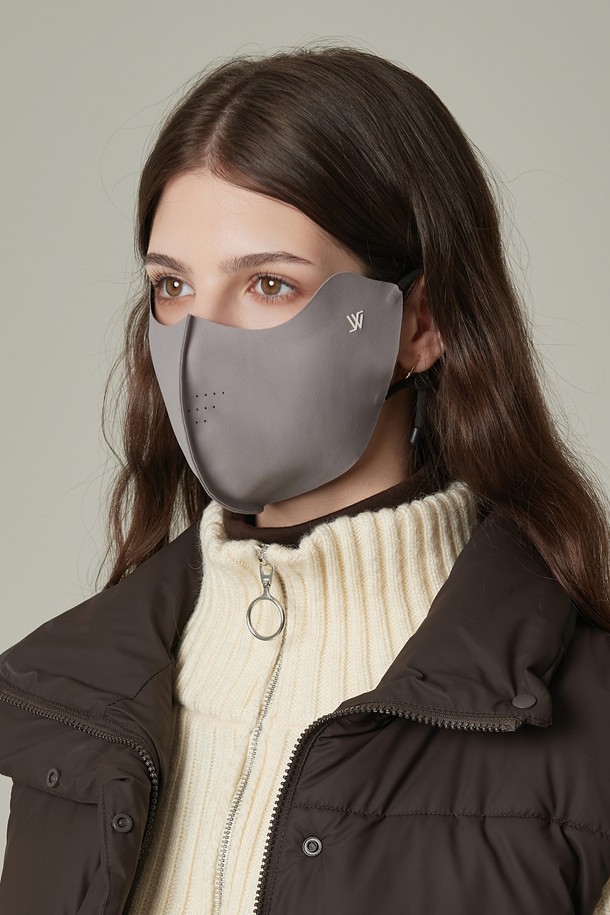 그린라벨 방한 UV 프로텍션 마스크 사디로 (2 colors)는 캐주얼, 미니멀, 고프코어 스타일을 즐기는 분들을 위한 겨울, 봄, 가을철 필수템입니다. 산책이나 등산 시 햇빛으로부터 피부를 보호하고 방한 기능을 제공하여 쾌적한 활동을 돕습니다. 귀까지 덮는 디자인으로 보온성을 높였으며, 자외선 차단 기능을 갖춰 야외 활동 시에도 안심하고 사용할 수 있습니다. 그레이와 블랙 두 가지 색상으로 출시되어 어떤 의상에도 자연스럽게 어울리며, 재사용이 가능하여 실용적입니다. 두꺼운 폴리에스테르 소재로 제작되어 튼튼하고 오래 사용할 수 있습니다.
