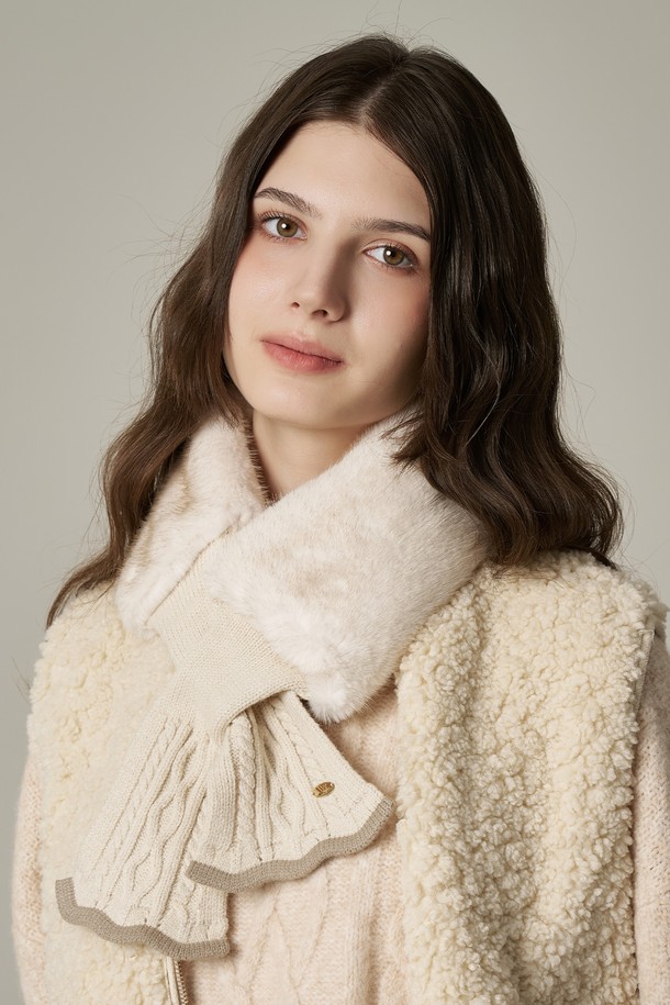 **니트 퍼 넥워머 레지아 (3 colors)**

부드러운 퍼와 니트 소재의 조화로 포근함을 선사하는 여성 넥워머입니다. 아이보리, 베이지, 화이트 3가지 색상으로 출시되어 다양한 스타일에 매치하기 좋습니다. 우아하고 클래식한 무드를 연출하며, 프릴 디테일이 여성스러움을 더합니다. 두꺼운 두께감으로 보온성을 높여 가을, 겨울철 출근룩과 모임룩에 활용하기 좋습니다. 미니멀, 로맨틱 스타일을 즐겨 입는 분들께 추천합니다.
