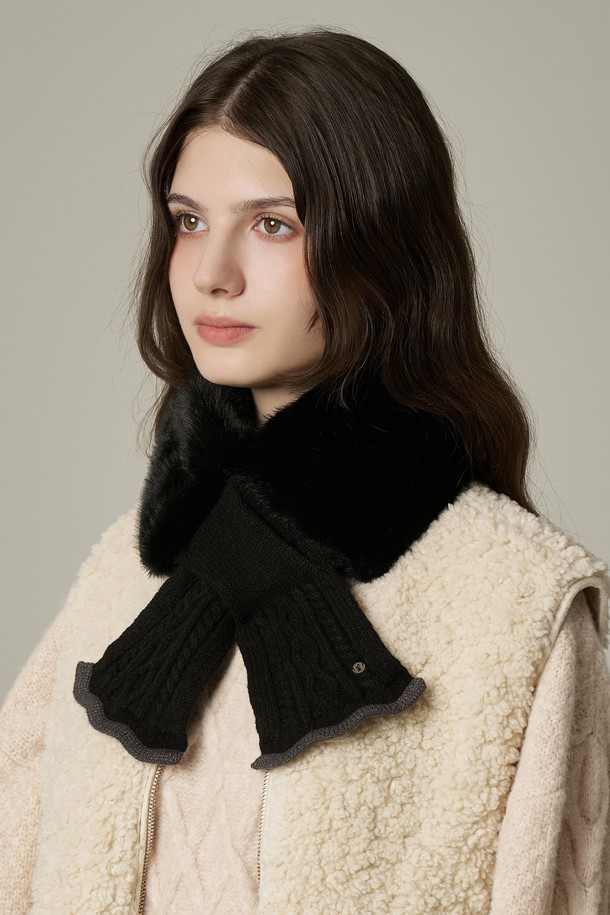 니트 퍼 넥워머 레지아는 부드러운 니트와 퍼 소재로 제작되어 가을, 겨울철 따뜻함과 스타일을 동시에 선사합니다. 베이직하고 캐주얼한 디자인으로 출근룩, 모임룩 등 다양한 TPO에 활용 가능하며, 미니멀, 클래식 스타일을 선호하는 여성분들께 추천합니다. 두꺼운 두께감과 부드러운 촉감으로 뛰어난 보온성을 제공하며, 블랙, 화이트, 베이지 3가지 컬러로 출시되어 취향에 맞게 선택할 수 있습니다. 넥워머 디자인에 퍼 장식이 더해져 포근하면서도 세련된 포인트를 더합니다.
