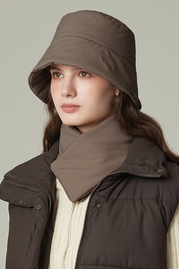 그린라벨 경량 패딩 버킷햇 + 넥워머 세트 헬로나 (4 colors)는 가을, 겨울철 따뜻함과 스타일을 동시에 잡을 수 있는 실용적인 모자 세트입니다. 가볍고 부드러운 나일론 소재로 제작되어 편안한 착용감을 선사하며, 깊은 모자 깊이와 중간 챙 넓이로 안정적인 핏을 제공합니다. 캐주얼, 미니멀, 클래식 스타일의 산책룩, 출근룩에 모두 잘 어울리며, 무지 디자인과 패딩 디테일이 은은한 포인트를 더합니다. 보온 기능을 갖춘 넥워머가 함께 구성되어 더욱 따뜻하게 겨울을 보낼 수 있습니다.
