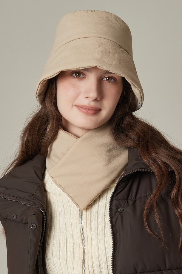 "그린라벨 경량 패딩 버킷햇 + 넥워머 SET 헬로나"는 겨울철 따뜻함과 스타일을 동시에 만족시키는 모자 세트입니다. 가볍고 따뜻한 경량 패딩 소재로 제작되었으며, 넥워머가 함께 구성되어 더욱 포근한 착용감을 선사합니다. 깊은 모자 깊이와 중간 챙 넓이로 안정적인 핏을 제공하며, 무지 디자인에 그린, 베이지, 블랙, 브라운의 4가지 다채로운 컬러 옵션을 제공합니다. 캐주얼, 미니멀, 클래식 스타일을 즐겨 입는 분들께 추천하며, 일상에서 폭넓게 활용할 수 있습니다. 
