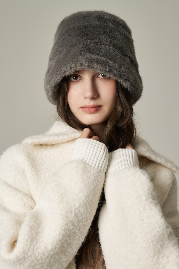 울 혼방 에코퍼 버킷햇 오셀라 (4 colors)는 부드러운 촉감의 울과 에코퍼 소재를 사용하여 가을, 겨울철 따뜻하게 착용할 수 있는 여성용 버킷햇입니다. 깊은 모자 깊이와 중간 챙 넓이로 안정적인 착용감을 제공하며, 무지 디자인에 퍼 장식이 더해져 클래식, 미니멀, 캐주얼 스타일 모두 소화 가능합니다. 출근룩이나 연말 모임룩에 포인트 아이템으로 활용하기 좋으며, 그레이, 블랙, 아이보리, 브라운 4가지 컬러로 만나보실 수 있습니다. 보온성을 높여 추운 날씨에도 포근함을 선사하는 실용적인 아이템입니다.
