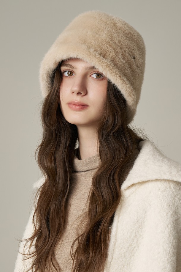 울 혼방 에코퍼 버킷햇 오셀라 (4 colors)는 부드러운 촉감과 깊은 모자 깊이로 포근함을 선사하는 여성용 버킷햇입니다. 울과 에코퍼 소재의 조화로 가을, 겨울철 보온성을 높였으며, 무지 디자인에 에코퍼 장식이 더해져 클래식, 미니멀, 캐주얼 룩에 모두 잘 어울립니다. 베이지, 블랙, 브라운, 화이트 4가지 컬러로 출시되어 다양한 스타일을 연출할 수 있습니다. 산책룩이나 출근룩에 포인트를 더하여 세련된 분위기를 연출해 보세요.
