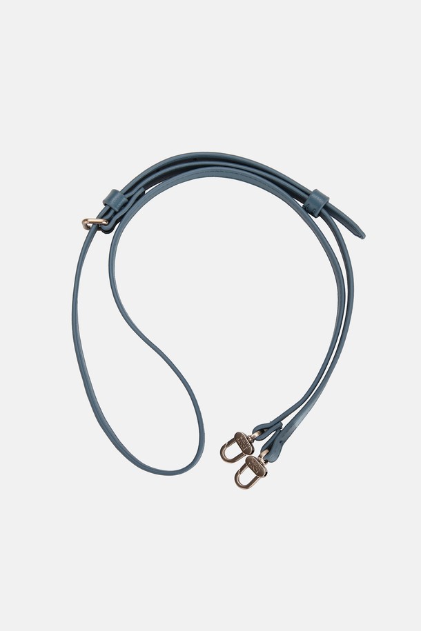 그린라벨 페이크 레더 스트랩 카를로 (4 colors)는 미니멀, 클래식, 캐주얼 스타일을 즐기는 분들을 위한 가방 스트랩입니다. 부드러운 인조가죽 소재로 제작되었으며, 무지 디자인에 버클 장식으로 포인트를 더했습니다. 데이트룩이나 모임룩에 매치하여 세련된 분위기를 연출할 수 있습니다. 길이 조절이 가능하여 편안하게 사용할 수 있으며, 4가지 다양한 색상으로 제공되어 폭넓은 선택이 가능합니다. 가방의 개성을 더해줄 교체용 단품 스트랩으로 활용해보세요.
