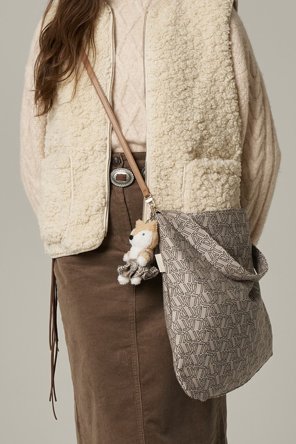 그린라벨 페이크 레더 스트랩 카를로 (4 colors)는 여성스러운 룩을 완성하는 데 적합한 스트랩 가방입니다. 부드러운 인조 가죽 소재로 제작되어 시크하면서도 미니멀한 스타일을 연출합니다. 데이트룩, 모임룩, 소개팅룩 등 다양한 TPO에 활용 가능하며, 숄더백 또는 크로스백으로 연출할 수 있어 실용적입니다. 그린 컬러를 포함하여 4가지 다채로운 색상으로 구성되어 취향에 맞는 선택이 가능합니다. 무지 디자인으로 어떤 스타일에도 쉽게 매치할 수 있는 데일리 아이템입니다.
