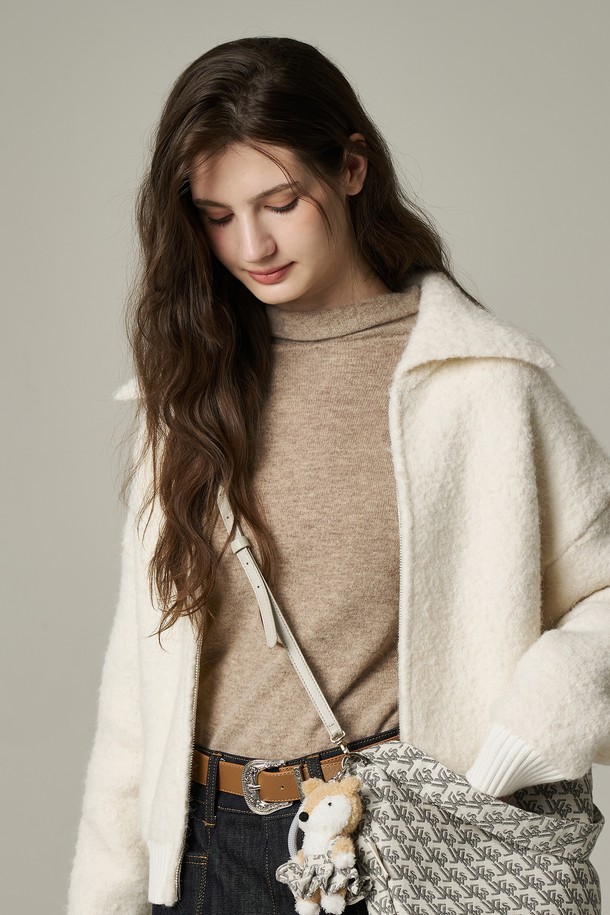 그린라벨 페이크 레더 스트랩 카를로 (4 colors)는 여성의 데이트룩과 모임룩을 위한 미니멀, 클래식, 시크 스타일의 가방입니다. 부드러운 인조가죽 소재에 무지 디자인으로 제작되었으며, 탈부착 가능한 스트랩으로 다양한 스타일 연출이 가능합니다. 그린 컬러를 포함하여 총 4가지 컬러로 출시되어, 취향에 맞는 색상을 선택할 수 있습니다. 심플하면서도 세련된 디자인으로 어떤 옷차림에도 잘 어울려 데일리백으로 활용하기 좋습니다.
