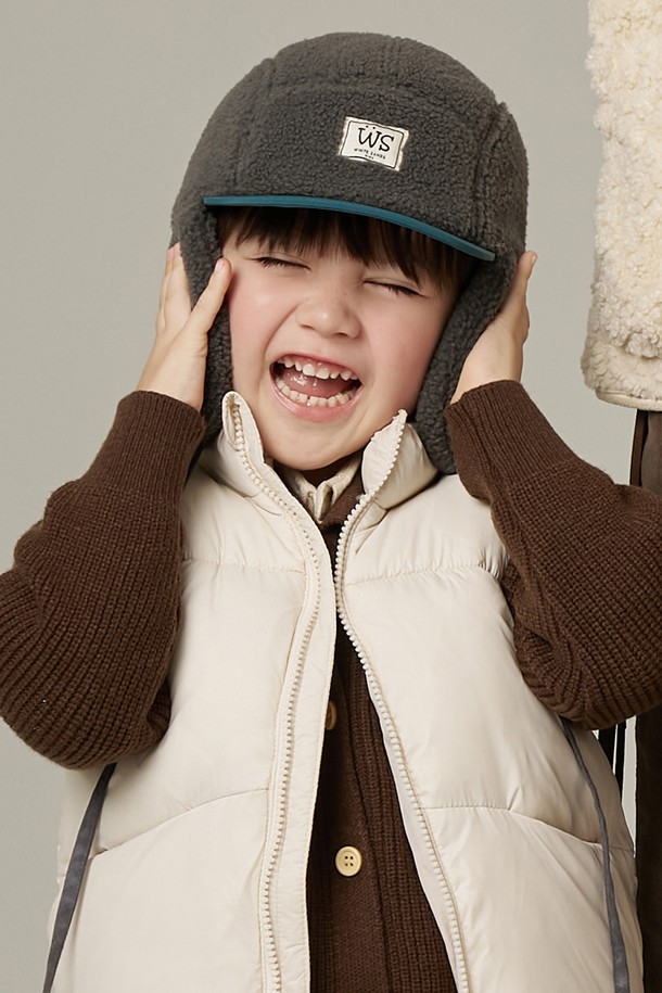 부드러운 부클 소재의 투톤 디자인이 돋보이는 키즈 이어머프 캡입니다. 겨울철 보온성을 높여주는 두꺼운 두께감과 깊은 모자 깊이로 따뜻하게 착용할 수 있습니다. 캐주얼 및 미니멀 스타일 모두 잘 어울리며, 귀를 덮는 이어머프 디자인으로 한층 더 포근함을 더했습니다. 무지 스타일로 다양한 겨울 의상에 매치하기 용이하며, 레오파드 패턴이 포인트로 들어가 개성 있는 스타일을 연출합니다. 아이들의 일상생활에 따뜻함과 스타일을 더해줄 필수 아이템입니다.
