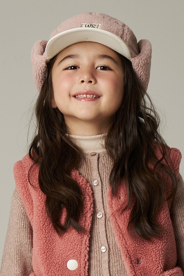 부드러운 부클 소재로 제작되어 따뜻함과 포근함을 선사하는 키즈 이어머프 캡입니다. 투톤 컬러 디자인으로 포인트를 더했으며, 핑크와 베이지 등 다채로운 4가지 색상으로 출시되었습니다. 귀마개 일체형 디자인으로 겨울철 찬 바람으로부터 아이의 귀를 보호해줍니다. 캐주얼 및 미니멀 스타일의 산책룩에 매치하여 스타일리시하게 연출해보세요. 넉넉한 두께감으로 보온성을 높여 겨울, 가을 시즌에 활용하기 좋습니다.
