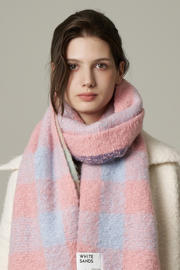 포근한 울 소재로 제작되어 겨울, 가을철 보온성을 책임지는 멀티체크 머플러 체르넌입니다. 핑크와 블루 두 가지 다채로운 컬러로 출시되어, 캐주얼, 클래식, 미니멀 등 다양한 스타일 연출에 활용하기 좋습니다. 두꺼운 두께감과 부드러운 촉감, 체크 패턴 디자인이 특징이며, 브랜드 태그로 고급스러움을 더했습니다. 일상 속 따뜻함과 스타일을 동시에 잡을 수 있는 머플러입니다.
