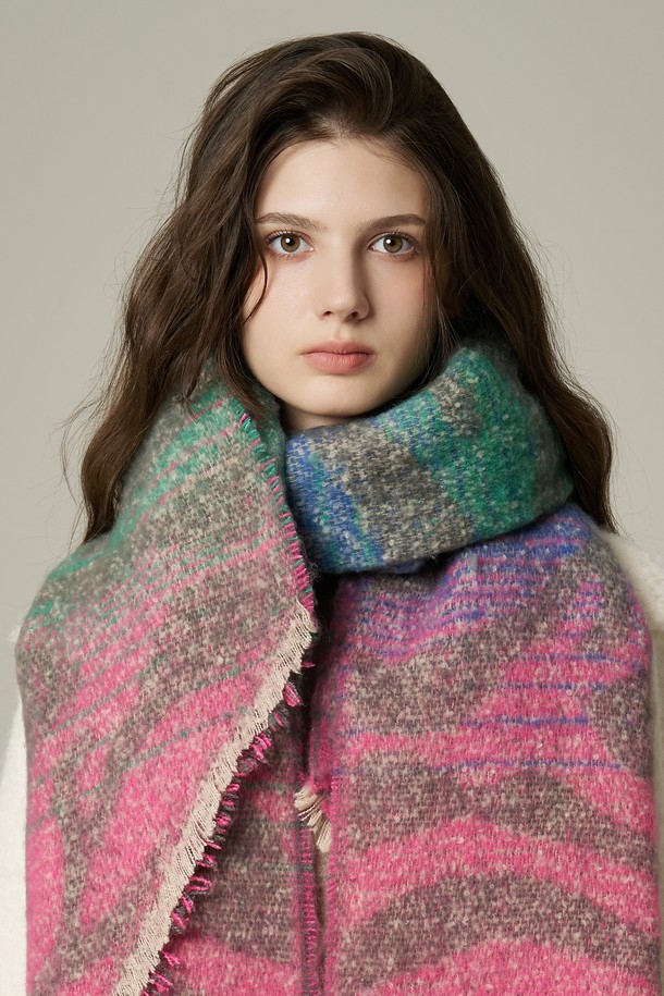 보헤미안 언발란스 머플러 트렌토는 울 소재로 제작되어 부드러운 촉감을 자랑하며, 가을과 겨울에 따뜻하게 착용하기 좋습니다. 보카시 패턴과 언밸런스 디자인이 특징으로, 클래식하면서도 에스닉한 스타일을 연출합니다. 핑크, 그린, 그레이 세 가지 색상으로 출시되어 다양한 룩에 매치하기 용이합니다. 일상복에 포인트를 더해주는 머플러로, 당신의 보헤미안 무드를 완성해보세요. 두꺼운 두께감으로 추운 날씨에도 따뜻함을 유지해줍니다.
