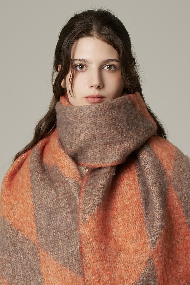 보헤미안 스타일의 여성용 언밸런스 머플러, '보헤미안 언발란스 머플러 트렌토'입니다. 부드러운 울 소재로 제작되어 가을, 겨울 시즌에 따뜻하게 착용할 수 있습니다. 브라운, 오렌지 3가지 색상으로 출시되어 다양한 룩에 포인트 아이템으로 활용하기 좋습니다. 클래식하고 미니멀한 스타일을 즐기는 분들께 추천하며, 언밸런스 디자인으로 개성 있는 연출을 도와줍니다. 보온성이 뛰어나 겨울철 추위로부터 당신을 지켜줄 것입니다.
